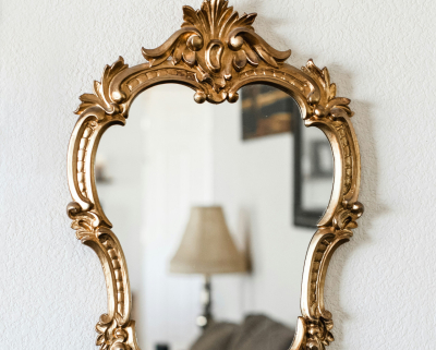 Lustro z obramowaniem czy bez – zalety i wady każdej wersji